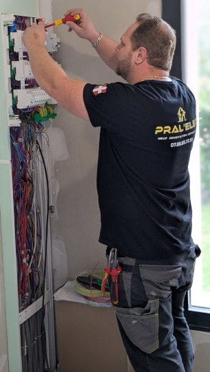 Électricien professionnel en intervention